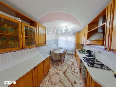 Apartament cu 4 camere de vânzare