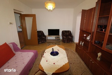 Vând apartament 2 camere în Hunedoara, Micro2-Str.Munteniei, etaj 3.