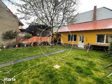Casa de vânzare cu 7 camere in zona Nufarul, Oradea