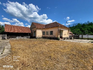 Casa cu 3 corpuri de cladire, sat Lalasint