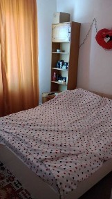 Vind in Tirnaveni Mureș apartament cu 2 camere decomandat in zona Victoriei preț 42000€ zonă foarte bună!