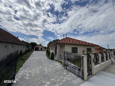 Casa cu 3 dormitoare, Living, Bucatarie, Dining, Caraseu, 15 Km de Sa