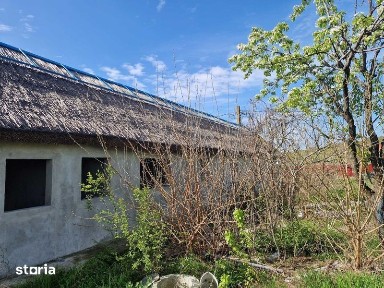 Casa pensiune la gri pe teren intravilan 2240 m2 acces auto DJ222N