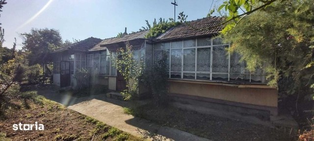 Vand casa veche in centrul localitatii Vladeni
