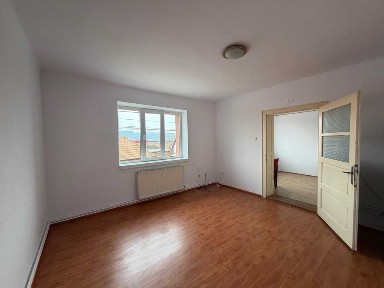 Inchiriez casa 3 camere - singur in curte - zona Trei Stejari - nemobilata
