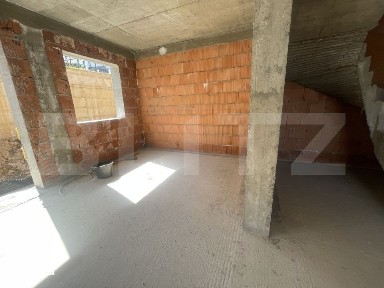 Apartament cu 3 camere, dispus pe doua niveluri, cu gradina