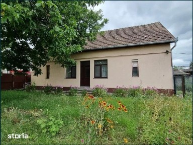 Teren generos 1411 mp cu casa veche si utilitati in centrul Apahidei