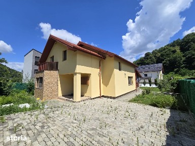 Casa individuala | 5 dormitoare | 230 mp | 700 mp teren | Tauti Manast