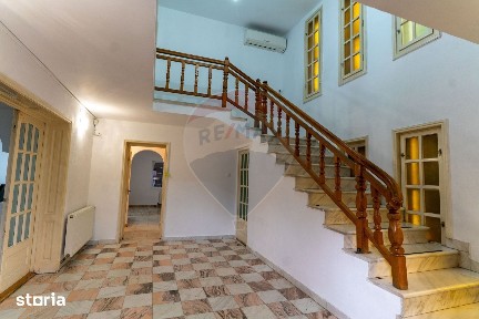 Casă / Vilă cu 6 camere de închiriat în zona Centru Vechi