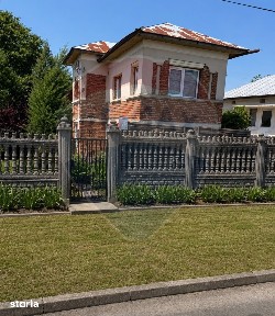 Casă / Vilă cu 4 camere de vânzare + teren agricol 5000mp