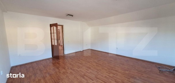 Casa 270 mp cu 3 intrari separate, Teren 500 mp, zona Oasului