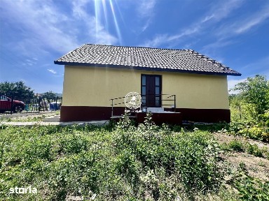 Casa cu 4 camere si 400mp de teren in Voinesti