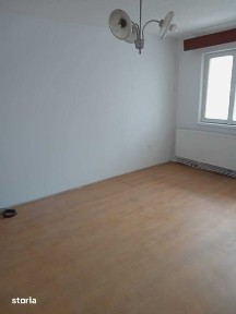 Inchiriez apartament cu 3 camere semidecomandat in centru