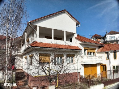 Casă rezidențială cu pivniță și garaj