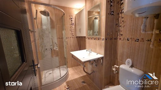Garsonieră modernă, complet renovată, etaj 2 - Lupeni | lângă Primărie