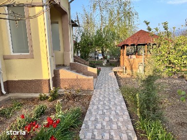 Casă cu 4 camere și garaj, beci, curte mare, gata de utilizare