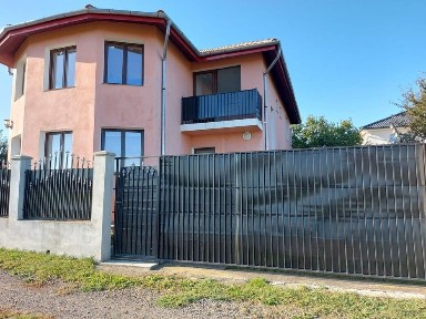 Vând duplex pentru 2 familii cu 2 întrări Oradea Sanmartin