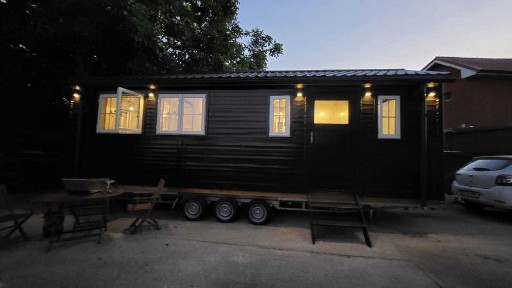 Tiny House - casuta pe roti, lemn masiv, construcție artizanală - 17 mp, complet mobilată, gata de iarnă.