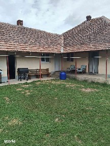 Casa cu 3 camere, curte mare în zonă rurală