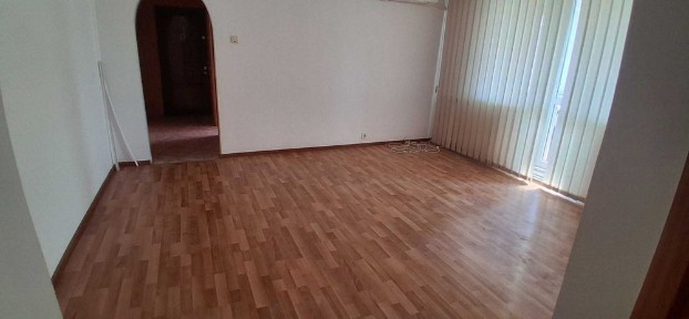 Vând ap.3 camere,etaj 4,lângă grădinița de pe Mărășești.