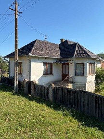 Casa de vanzare + curte 1900 m2
