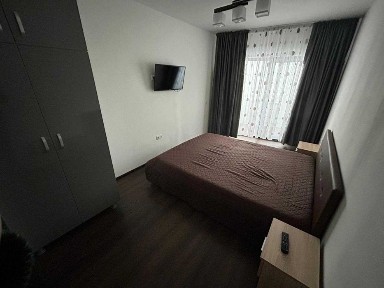 Persoană fizică, închiriez ap.cu 3 camere decomandat, parcare inclusă