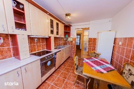 Apartament de vanzare 4 camere decomandat etaj 2