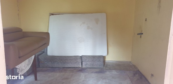 Casă cu 2 camere, teren 3000 mp, pădure