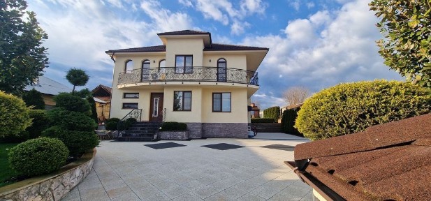Casa comple mobilata. Curte amenajata. Terasa cu beci. Garaj dublu. Zona liniștită.