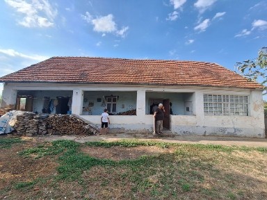 Casă cu teren uriaș (3.655 mp) în centrul satului Cenaloș, com. Sâniob - la 3 km de Băile Sarcau VARIANTE LA SCHIM CU TEREN INTRAVILAN LANGA ORADEA