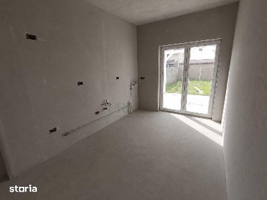 Duplex despartit prin baie - toate utilitatile - posibilitate de mansa