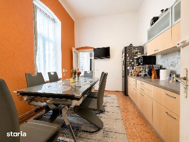 Apartament spațios cu 4 camere, 2 băi și terasă, în zona centrală