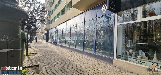 Spatiu pe Bulevardul Revolutiei cu front 22ml, posibil recompartiment