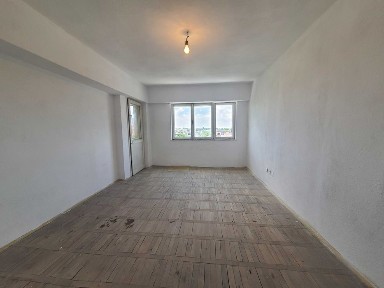 Apartament cu 3 camere de vânzare în centrul orașului Hârșova - Spațiu, confort și o locație excelentă!