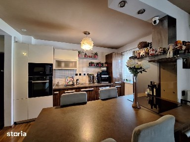 Apartament cu 3 camere, 77 mp, 2 bai, parcare, zona Sub Cetate