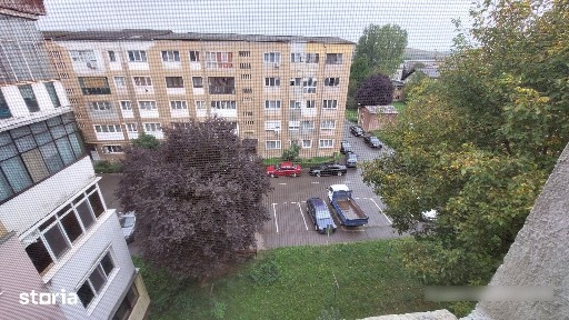 Apartament spațios cu trei camere, zonă centrală, etaj patru în Hunedo