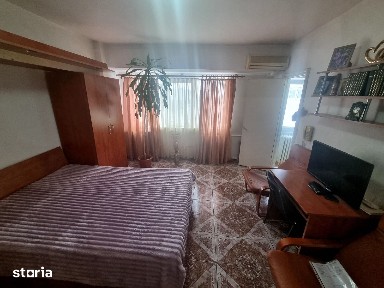 Casa de cultura-garsoniera decomandata in bloc de apartamente