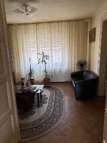 Casă de vânzare în zonă centrală - 3 apartamente cu CF separat - ideală pentru investiție