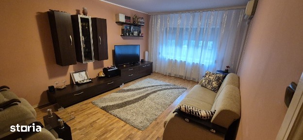 Vand apartament zona Piața Centrală si Facultatea de Educație Fizică