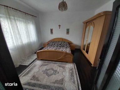 Vand casa cu etaj