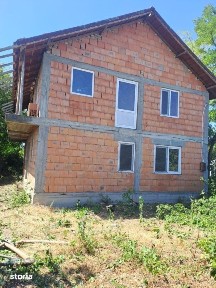 Casa la rosu, Sat Urzicuta