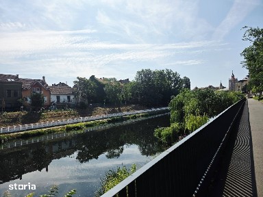 Apartamentul de pe malul Crișului, cu view înspre Palatul Primăriei