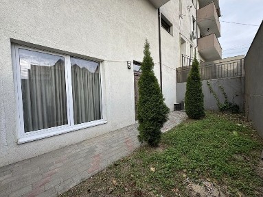 Închiriez apartament Curte Parcare