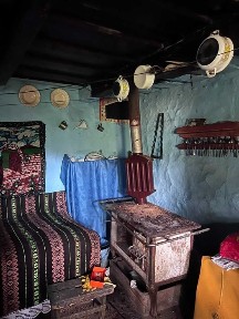 Vand casa traditionala din lemn, pentru relocare, peste 100 ani, 6000 euro neg.