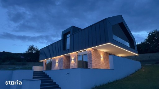 Casă 5 camere arhitectură modernă cu panoramă spre Cetatea Cisnădioara