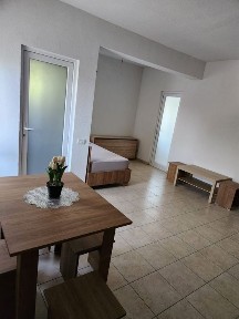 Închiriez clădire / casă / pensiune