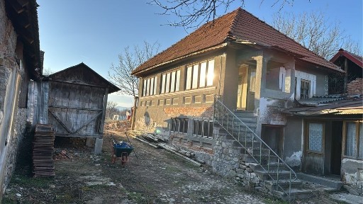 Casă bătrânească cu teren 1000 metri pătrați
