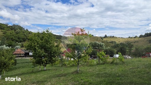 Casă cu teren generos de 2.800 mp la 38 km în satul Elciu