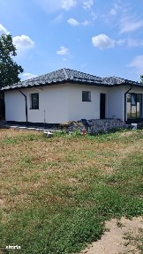 Casă individuală de vânzare - Confort, eficiență și curte proprie