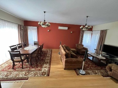 Casă D+P+M situată într-o zonă liniștită, la doar câțiva pași de centrul orașului!